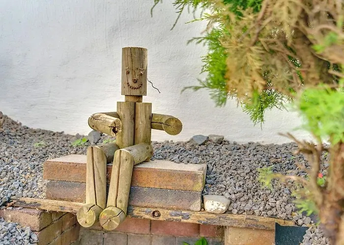 Tiny With Spacious Terrace On The Rhine 新维德