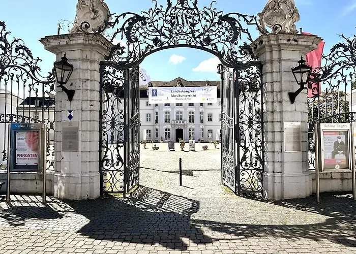 Tiny With Spacious Terrace On The Rhine 公寓 新维德