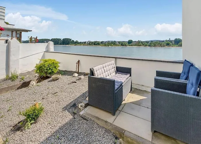 Tiny With Spacious Terrace On The Rhine 新维德